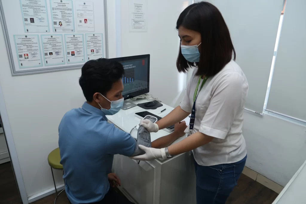 image depicting a comfortable and professional medical personnel who take cares of a patient