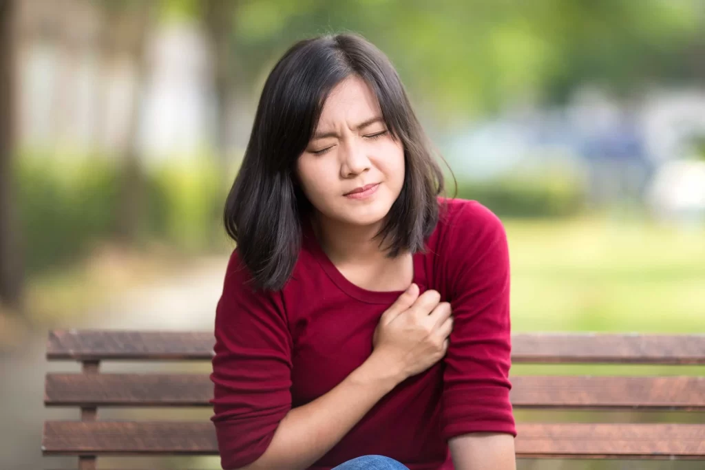 harga vaksin pneumonia- foto wanita sedang kesakitan di bagian dada karena efek dari pneumonia