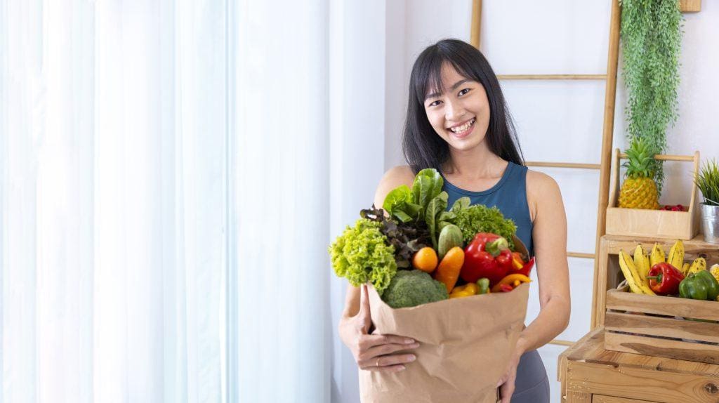 Asian Healthy Food Stock photos by Vecteezy perempuan memegang sayur sebagai pilihan diet sehat