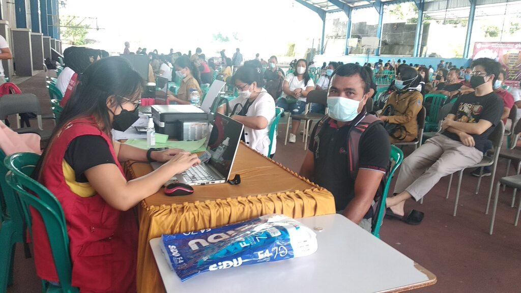 Petugas mendata calon penerima vaksinasi COVID-19 di klinik