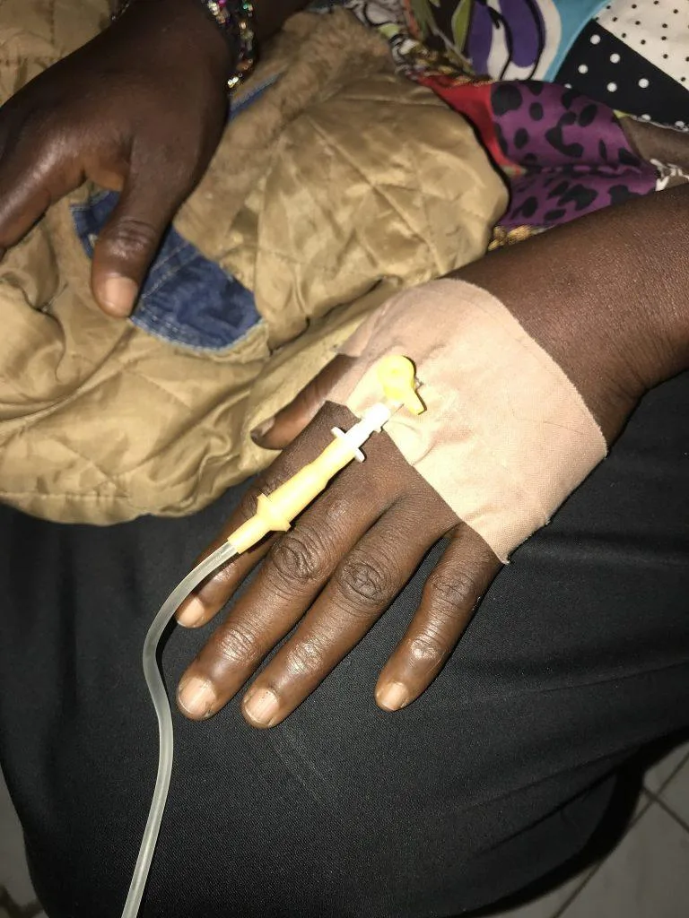 Ilustrasi infus intravena, terkait vitamin C suntik