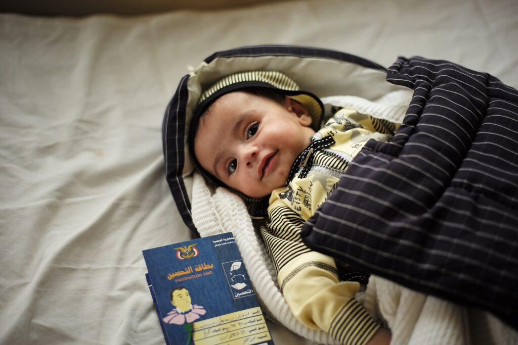 Bayi dengan kartu imunisasi lengkap